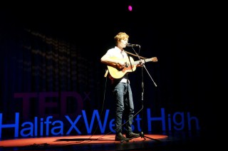 (Image: Mo Kennedy Performs with Guitar)